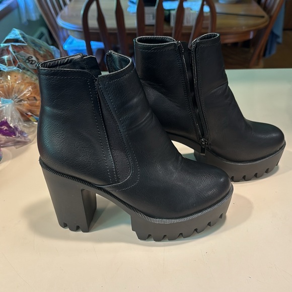 Brand new platform booties - Picture 2 of 7